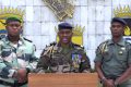 Le lieutenant-colonel Ulrich Mamfoumbi Mamfoumbi (centre) lisant un communiqué du CTRI. © Gabonreview (Capture d’écran)