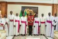 Les membres de la Conférence épiscopale du Gabon posant avec le président de la Transition, Brice Clotaire Oligui Nguema. © Com. présidentielle