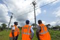 Les agents de GPC procédant au contrôle de l’électrification rurale sur l’axe Lebamba-Makpngonio, le 5 janvier 2024. © D.R.