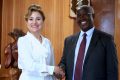 Le Premier ministre de la Transition, Raymond Ndong Sima et la représentante de Ankara à Libreville, Nilüfer Erdem Kaygisiz. © Com. Primature