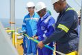 Le ministre du pétrole, Marcel Abéké, procédant à la coupure du ruban symbolique de la base vie Off-Shore de MOPU C, située dans la zone de Tchatamba, à près de 200 km au large de Port-Gentil. © D.R.