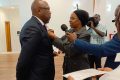 L’ex-ministre du Travail et de la Lutte contre le chômage, Solange Nguiakié, épinglant sa médaille sur la poitrine d’un récipiendaire. © Gabonreview