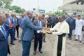 Le représentant de l’église catholique recevant les clés de leur dotation. © Gabonreview