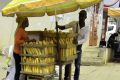 Un vendeur de pains dans une rue de Libreville. © D.R.