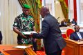 Le général Oligui Nguema recevant le rapport. © Com. présidentielle