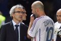 Raymond Domenech coachant Zinedine Zidane et Fabien Barthez lors de la finale de Coupe du monde en Allemagne (France-Italie), le 9 septembre 2006 à Berlin final football match between Italy and France at Berlins Olympic Stadium, 09 July 2006.  © AFP PHOTO/PATRIK STOLLARZ / AFP / PATRIK STOLLARZ