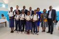Les membres du gouvernement posant avec les élèves après la remise des bourses scolaires. © Gabonreview