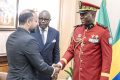 Poignée de main entre Brice Clotaire Oligui Nguema et Guillaume Letessier en présence de Pierre-Claver Maganga Moussavou, le 15 février 2024 à Libreville. © Com. présidentielle