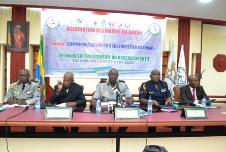 Réuni à Libreville pour une réunion extraordinaire, le bureau exécutif de l'Association des Maires du Gabon se penche sur un sujet crucial : la «Communalisation du Code forestier gabonais». © GabonReview