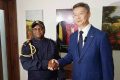 Le général Bonjean Rodrigue Mbanza et Lin Jinjin, l’ambassadeur de Chine au Gabon, le 12 mars 2024 à Libreville. © GabonReview