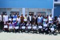 Les officiels posant avec les 21 bénéficiaires du projet «Un taxi, un emploi, un avenir», le 10 mars 2024. © GabonReview