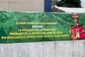 Loin de toute considération éthique ou morale, les affidés d’hier d’Ali Bongo et leaders du PDG (parti attrape-tout, capable de soutenir des opinions diamétralement opposées), se sont empressés de faire allégeance à son tombeur, proclamant leur soutien au CTRI. [Banderole au siège du PDG à Louis, Libreville] © D.R.