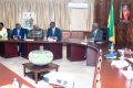 Le Premier ministre, Raymond Ndong Sima discutant avec le groupe britannique, le 5 février 2024 à Libreville. © Com. Primature