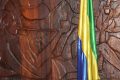 Le drapeau du Gabon dans la salle de réunion de la Primature. © GabonReview