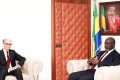 L’ambassadeur de la Turquie au Gabon, Can Incesu, échangeant avec le ministre gabonais des Mines Gilles Nembe, le 15 mars 2024. © Com. Ministère des Mines