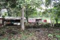 L’une des plaques, interdisant de construire sur le site, fixée devant des maisons en matériaux hétéroclites à Léyima. © GabonReview