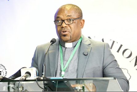 Monseigneur Jean Bernard Asseko Mve s’exprimant le 19 avril. © GabonReview