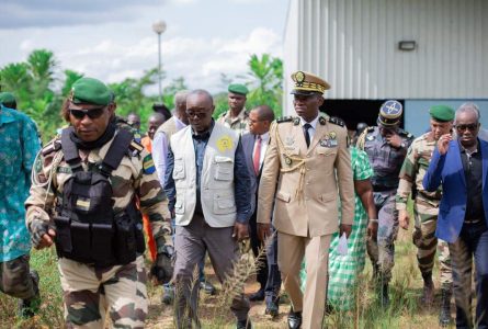 Le général Brice Clotaire Oligui Nguema sur le site abandonné de la ferme agricole de Sotrader à Ntoum, le 15 avril 2024. © Com. présidentielle