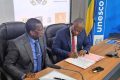 Le représentant de l’Unesco au Gabon, Eric Voli Bi procédant à la signature avec le ministre des Sports, le Dr André Jacque Augand, le 11 avril 2024. © GabonReview