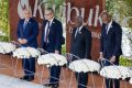 Le Premier ministre de la Transition, Raymond Ndong Sima, s’inclinant au Mémorial de Gisozi. © Com. Primature