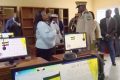 Brice Clotaire Oligui Nguema dans la salle multimédia de l’école publique de Bikélé Ziwac, le 15 avril 2024. © GabonReview (Capture d’écran)