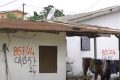 Des maisons de Plaine-Orety marquées avant leur destruction. © GabonReview