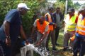 Le ministre de l'Énergie et des Ressources hydrauliques, Jeannot Kalima a pu constater la qualité de l'eau dans ces zones et a exprimé sa satisfaction quant aux progrès réalisés. © GabonReview