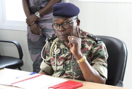Le général Flavien Nzengui Nzoundou menaçant lors de sa réunion avec l'entreprise, le 24 avril 2024. © Ministère des TP