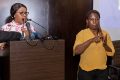 La ministre de la Communication et des Médias, Laurence Ndong, le 27 mars 2024. Face à elle, une interprète en langue des signes. © Min. Communication et Médias