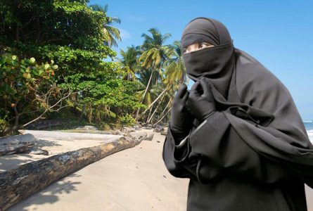 Au Gabon, c'est le plus souvent sur les plages publiques que sont rencontrées des musulmanes totalement couvertes. © GabonReview (montage)