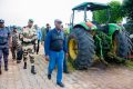 Le Premier ministre de la Transition, Raymond Ndong Sima, sur le site, le 24 avril 2024. © Presse Primature