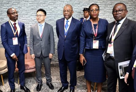Alexandre Barro Chambrier et la délégation gabonaise posant avec le représentant de Huawei. © D.R.