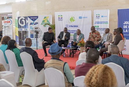 Des journalistes et défenseurs de l’environnement, le 3 mai 2024 au siège de Gabon Télévisions. © D.R.