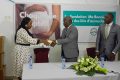Erika Darlhene Moussavou Bimboundza-Begniga remettant symboliquement le don au gouverneur de la province de l'Ogooué-Maritime, Paul Ngome Ayong. © GabonReview