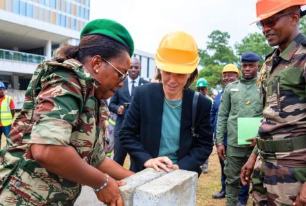 Moment de la pose de la première pierre avec la patronne de l'AFD Gabon. © ANPN