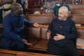 Noël Mboumba (à gauche) discutant avec Brice Laccruche Alihanga, le 30 mai 2024 dans la salle d'audience. © GabonReview