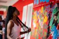 Une visiteuse contemplant une œuvre produite par l’un des artistes de la résidence Duvangu. © Facebook/FranceauGabon