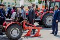 Le Premier ministre, Raymond Ndong Sima, visitant l'entreprise Sipar Group. © Com. Primature
