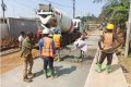 Des ouvriers s’activant, le 7 juin 2024, sur le chantier de la Rue Michel Nguema Obiang, dans le 6e arrondissement de Libreville. © GabonReview