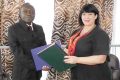 Le directeur général du groupe Gabon Télévision, Jean Robert Elmut Moutchinga Boulingui, et la directrice du cabinet 2AD Consulting, scellant leur partenariat, le 5 juillet 2024. © GabonReview (Capture d’écran)