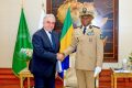 Le général Brice Clotaire Oligui Nguema et le secrétaire d'État adjoint américain Kurt Campbell, le 16 juillet à Libreville. © Com. présidentielle