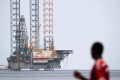 Une plateforme pétrolière off-shore, au large de Port-Gentil au Gabon (image d’archive). © Justin Tallis/AFP