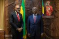 Thierno-Habib Hann posant à la Primature avec le Premier ministre. © D.R.