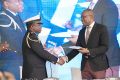 Le capitaine de vaisseau équato-guinéen, Norberto Bartolomé Monsuy Mañe Andeme, et son homologue Loïc Moudouma Ndinga, ministre gabonais des Transports, le 16 juillet 2024, à Libreville. © GabonReview