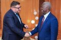 Poignée de main entre Raymond Ndong Sima et Shasper Sarott, le 29 octobre 2024 à Libreville. Com. Primature