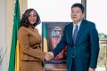 Parfaite Amouyeme Ollame épse Divassa, ministre du Commerce et Zhou Ping, ambassadeur de Chine au Gabon concluant leur partenariat, le 2 décembre 2024. © D.R.