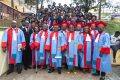 Les nouveaux diplômés et enseignants posant avec les membres du gouvernement. © D.R.