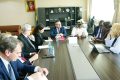 Le capitaine de vaisseau Dieudonné Loïc Ndinga Moudouma échangeant avec le vice-Premier ministre tchèque et sa délégation, le 13 décembre 2024 à Libreville. © D.R.