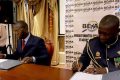 Les deux homologues signant le protocoles d’accord, le 23 décembre à Libreville. © Capture d’écran/GabonReview