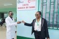 Le docteur Christiane Mengué M’Asséko-Olimbo Daouda, remettant les clés au responsable de la banque de sang.  © CNTS